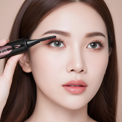 Lash Curler Lifestyle Shot